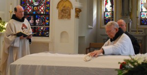 Fr. Simon Sauer places the Cord on the casket.